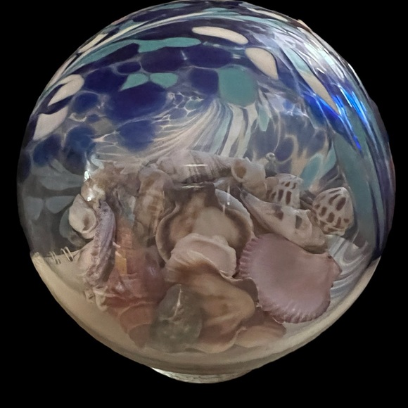 Hand blown glass “sand-globe” filled with shells & sand - Picture 2 of 5